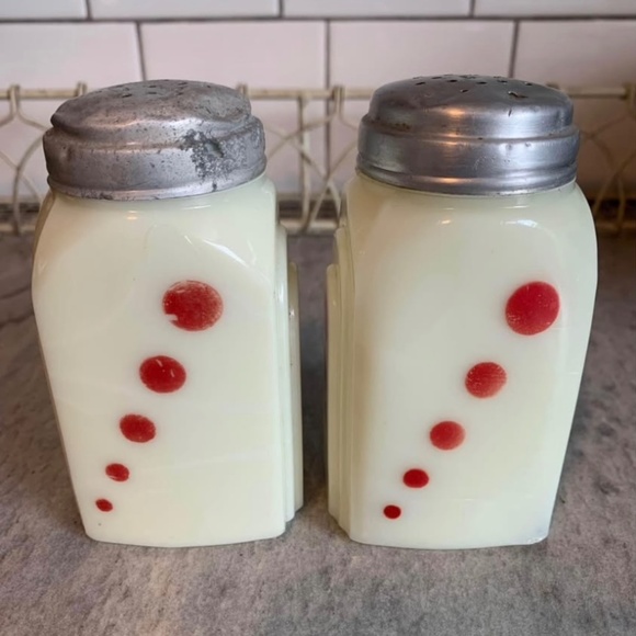 Vintage McKee Uranium Glow Red Dot Shakers Set - Picture 3 of 5